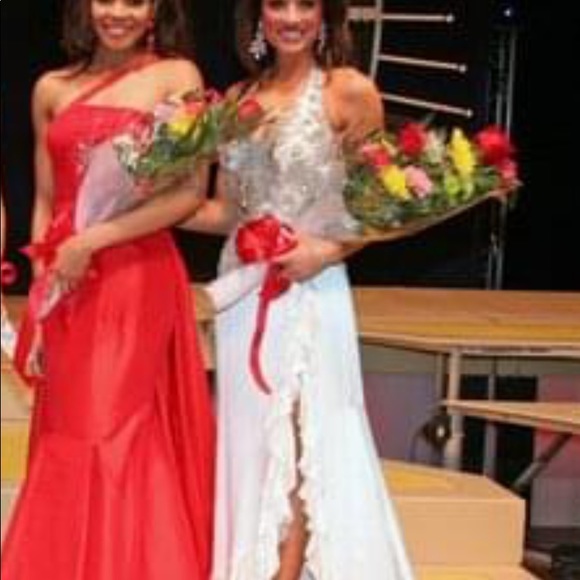 Red Gown - Picture 4 of 4